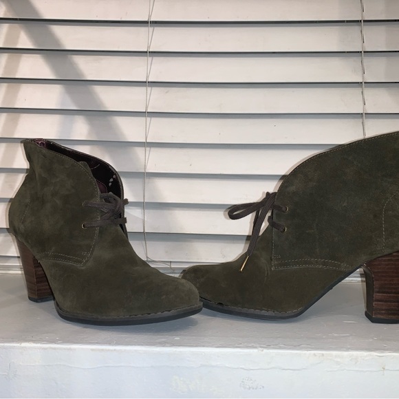 Indigo Shoes | Clarks Indigo Booties, Olive Suede | Size 8 - Picture 4 of 7